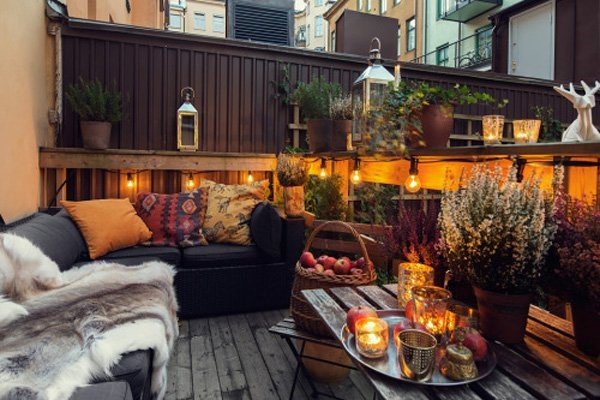 Lighting lanterns in Balcony decoration