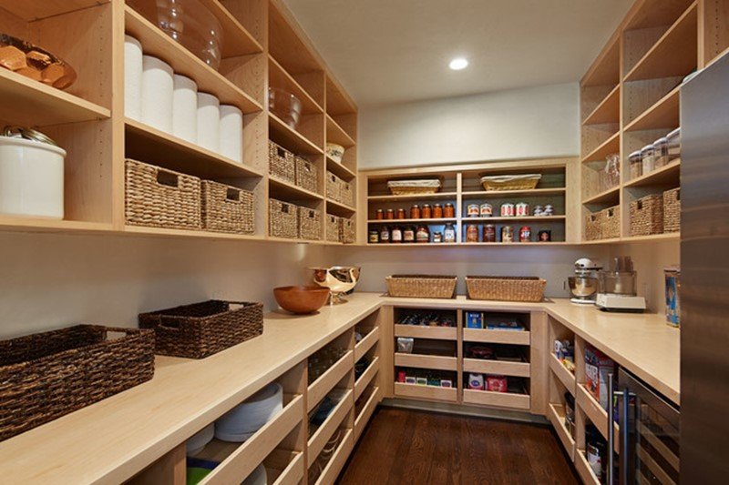 arge-pantry-walk-in-with-pull-out-shelves