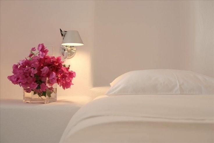 Bedroom-With-Flowers