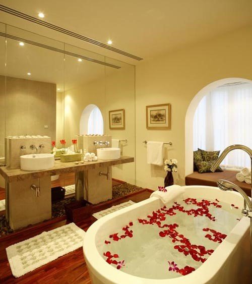 luxurious bathroom to look house expensive