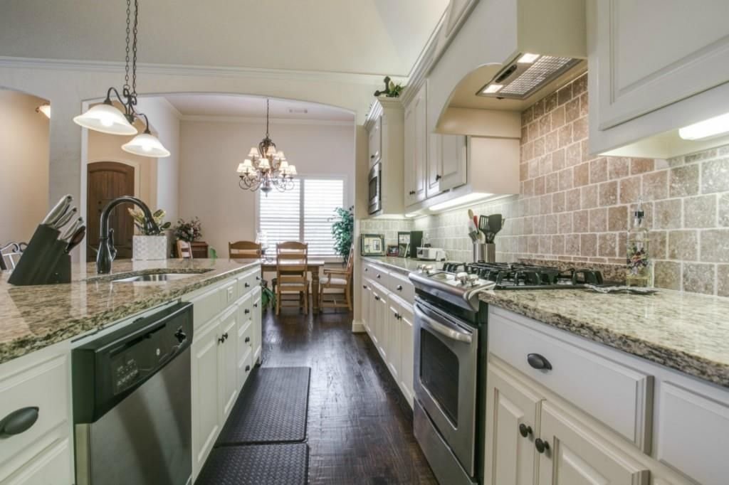 traditional-kitchen-with-Granite-countertop