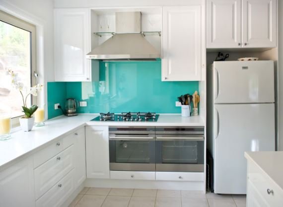 kitchen-with-turquoise-back-painted-glass-backsplash